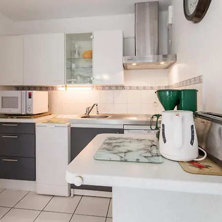 Calme Proche Avec Terrasse Sud, Parking Securise Et Equipements Complets - Fr-1-306-909 Apartment